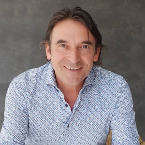 Ulrich Duprée lächelt in die Kamera, spiritueller Lehrer und Autor